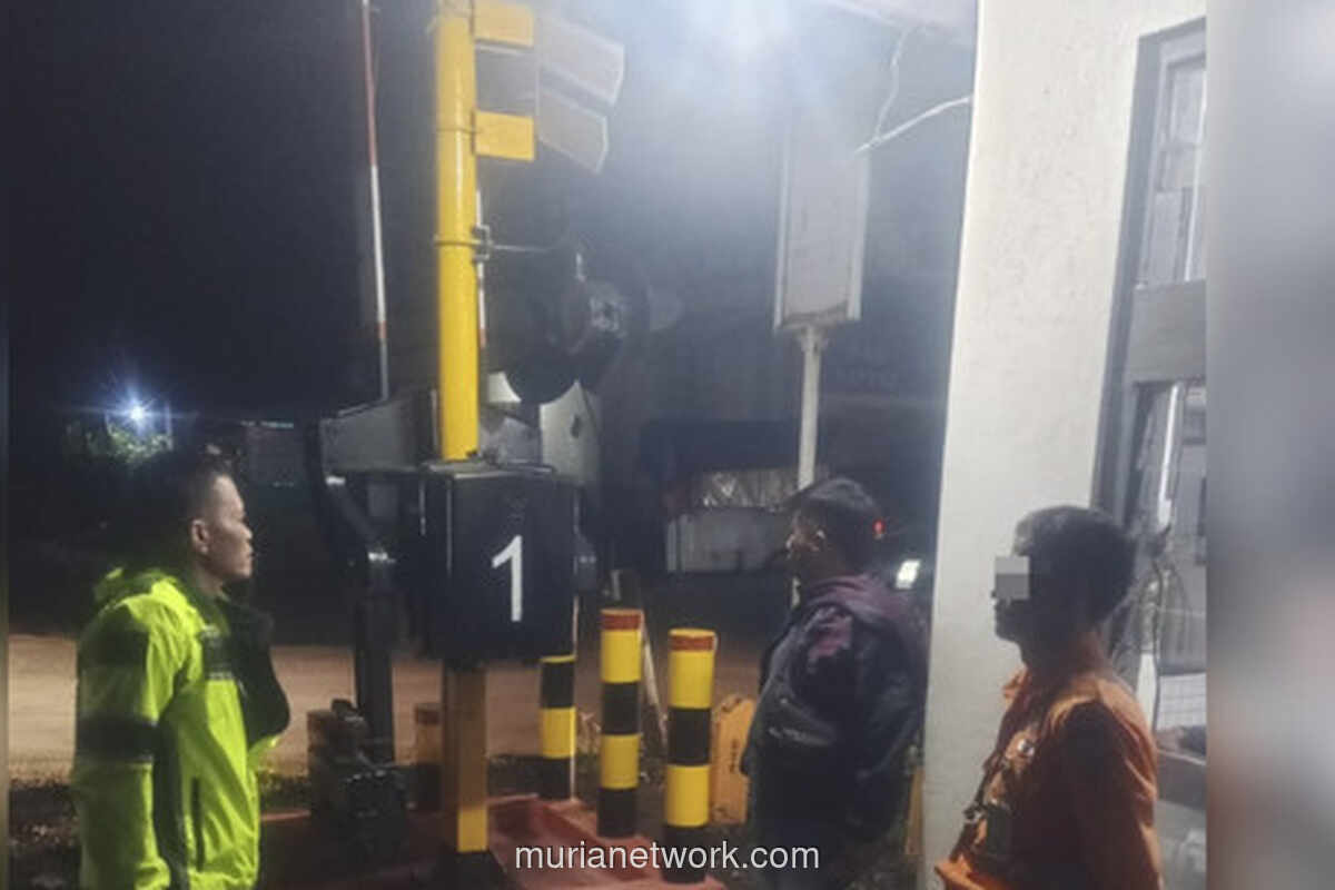 Petugas Palang Pintu Mabuk Saat Jaga Malam Tahun Baru di Garut