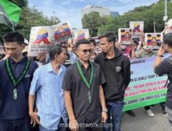Buruh dan Mahasiswa Serukan Solidaritas untuk Venezuela di Depan Kedubes AS