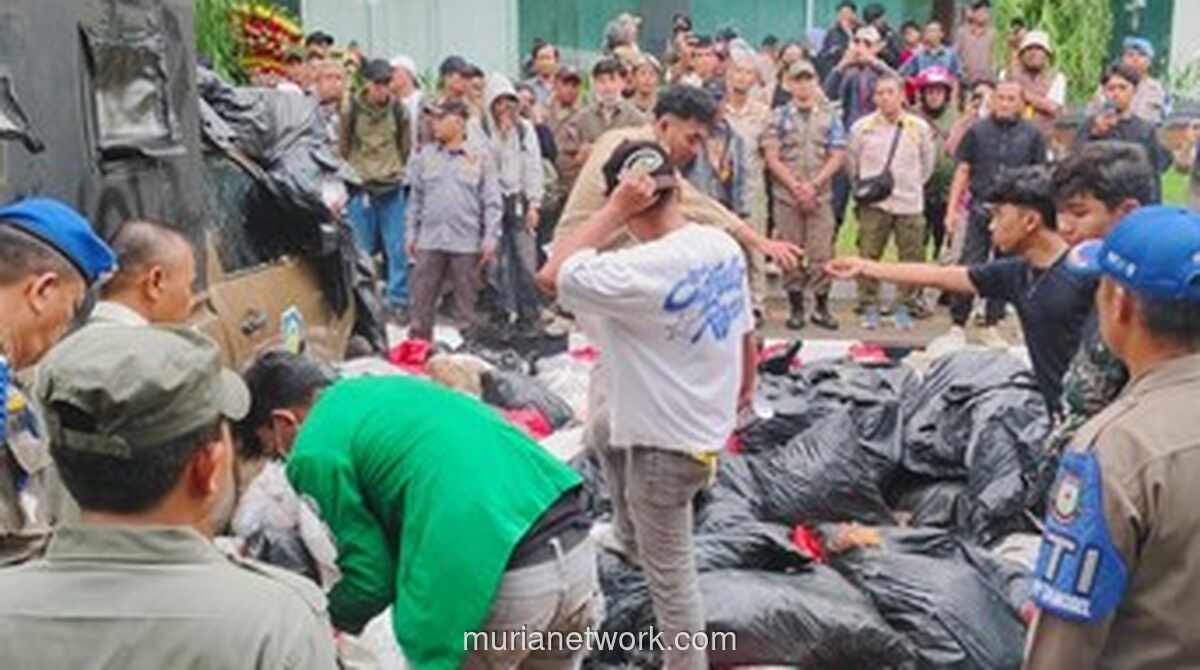 Sampah Menumpuk di Balik Meja Wali Kota, Mahasiswa Geruduk Balai Kota Tangsel