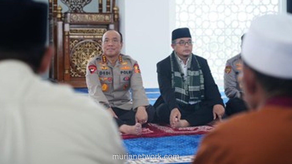 Kepala Desa Cibinong Sambut Hangat, Wakapolri Salurkan Bantuan untuk SMA Kemala Bhayangkara