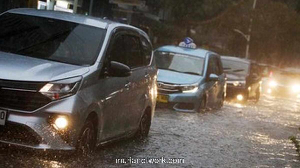 Flyover Pesing Tergenang Lagi, Saluran Tersumbat Jadi Biang Kerok