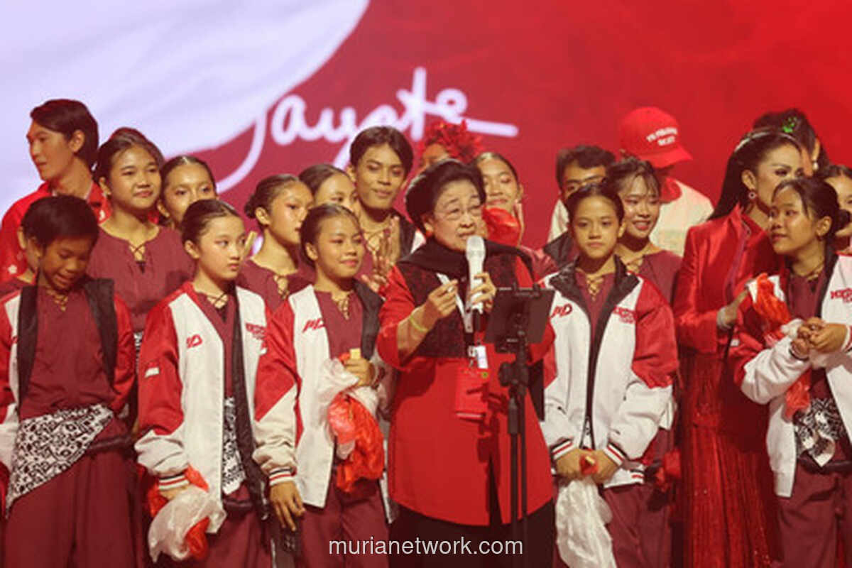 Megawati Bikin Heboh, Nyanyikan Cinta Hampa di Panggung Rakernas PDIP