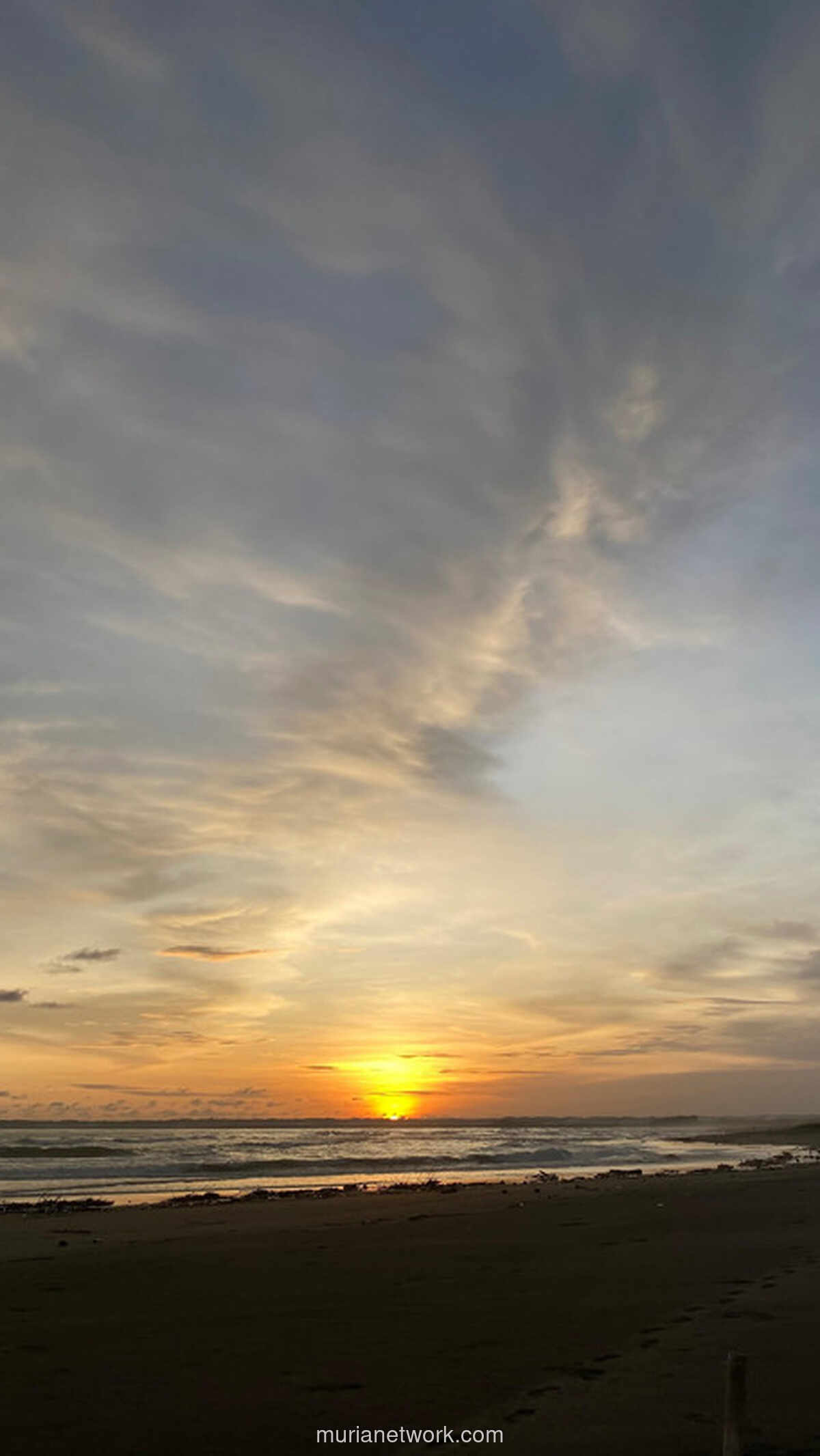 Sore di Pantai: Saat Ombak Mengajarkan Arti Berhenti