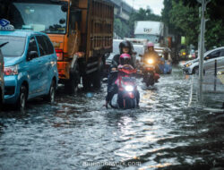Banjir Lumpuhkan Arteri, Polisi Izinkan Motor Masuk Tol