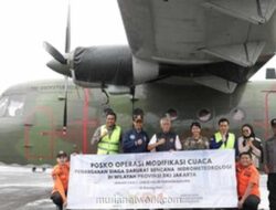 Garam Ditabur dari Langit, Jakarta Berharap Banjir Tak Meluap