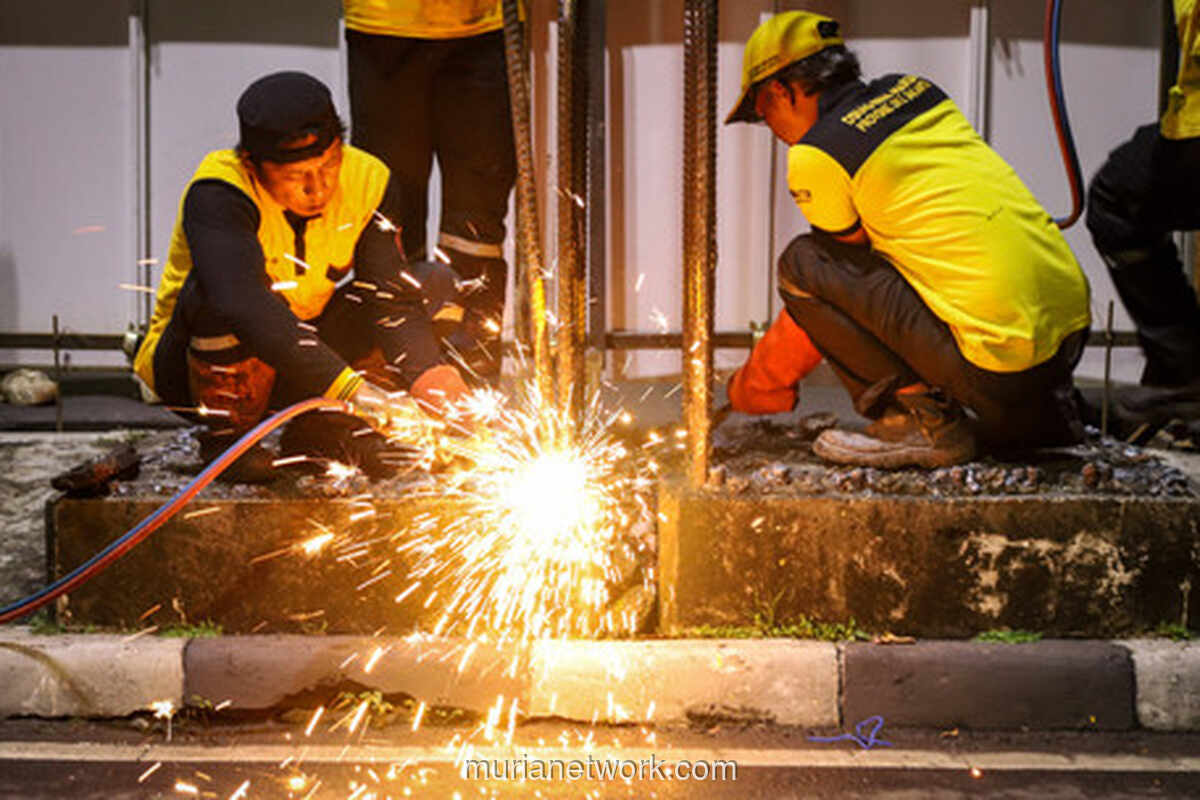 Malam di Rasuna Said: Tiang Pertama Monorel Mangkrak Akhirnya Runtuh