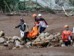 Keluarga Berangkulan Ditemukan di Reruntuhan Longsor Pasirlangu