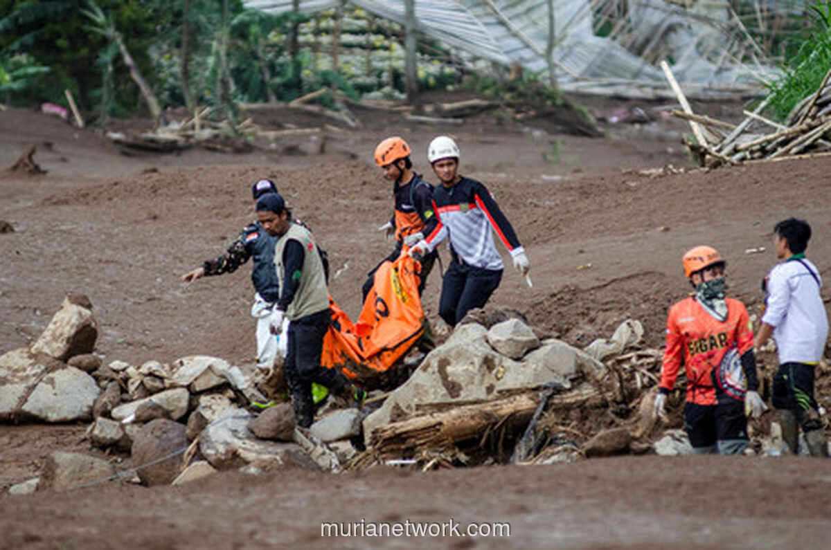 Keluarga Berangkulan Ditemukan di Reruntuhan Longsor Pasirlangu