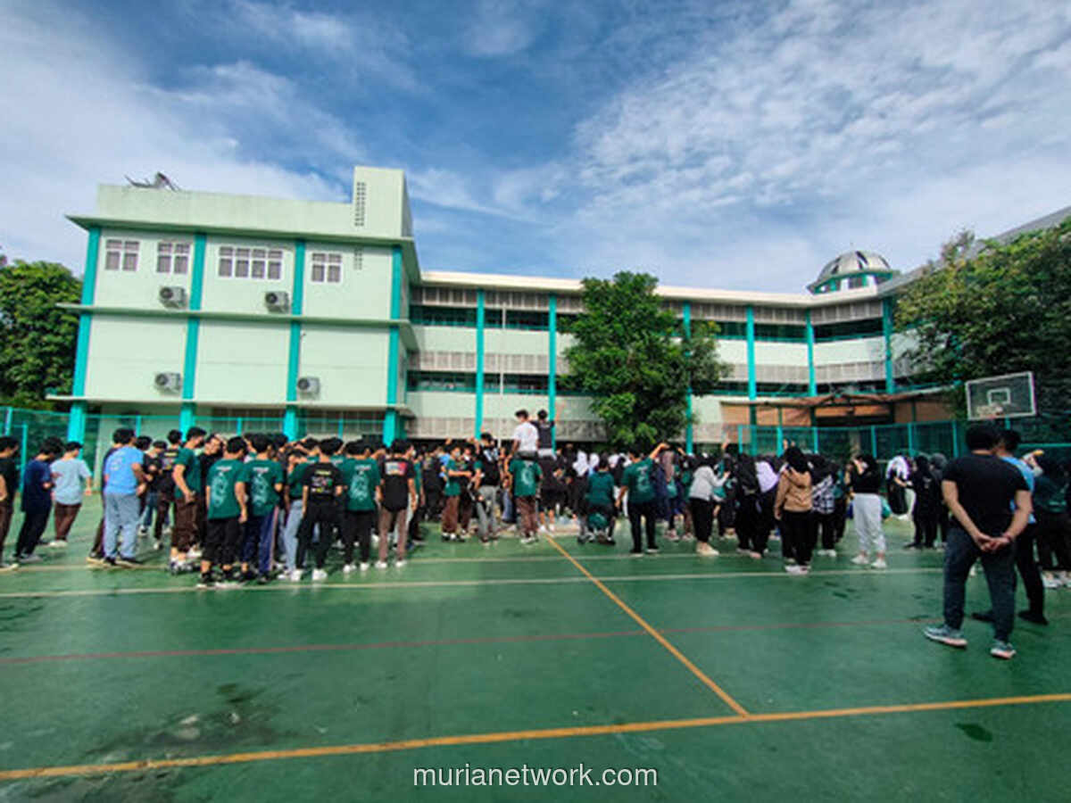 Sekolah Ketiga: Saat Topeng Sosial Mulai Terasa Berat