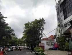 Tower Seluler Ambruk, Hantam Mobil Parkir di Sekolah Surabaya