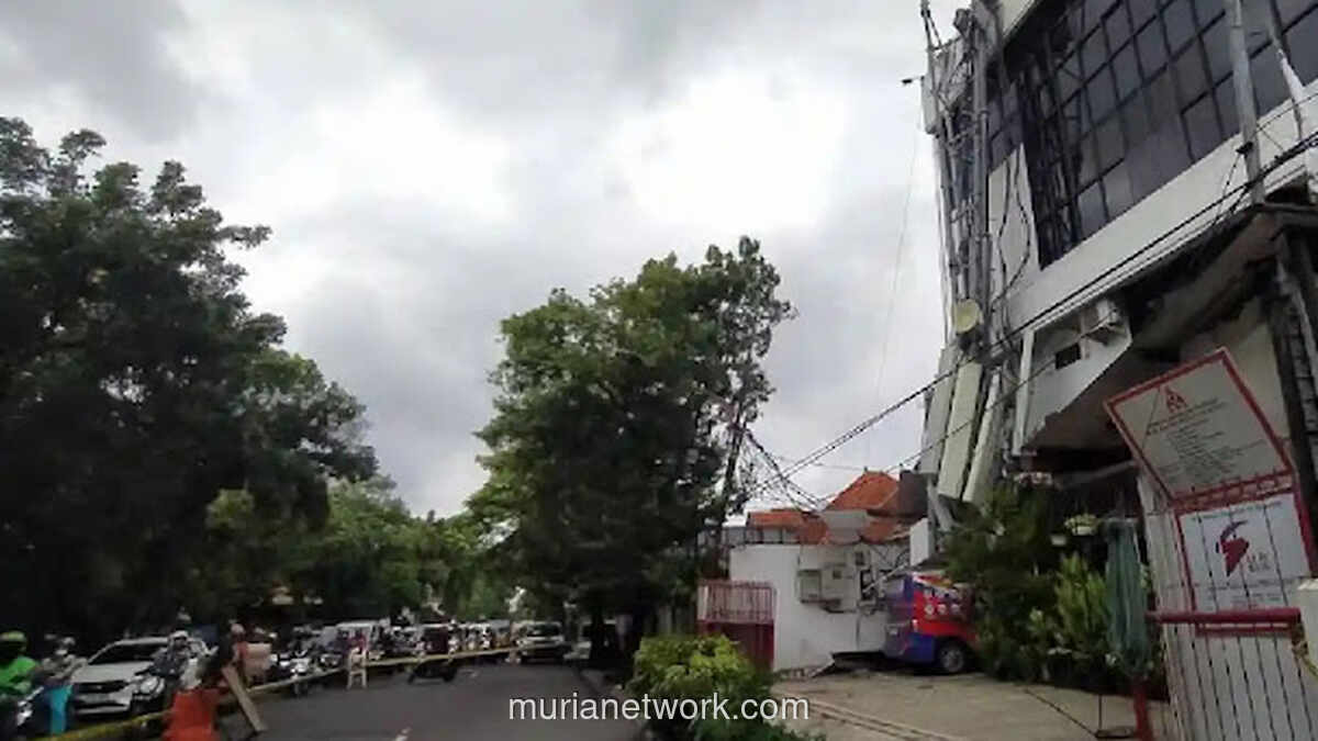 Tower Seluler Ambruk, Hantam Mobil Parkir di Sekolah Surabaya