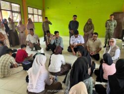 Gibran Lesehan di Ruang Kelas yang Porak-Poranda, Dengarkan Jeritan Guru dan Siswa Korban Banjir