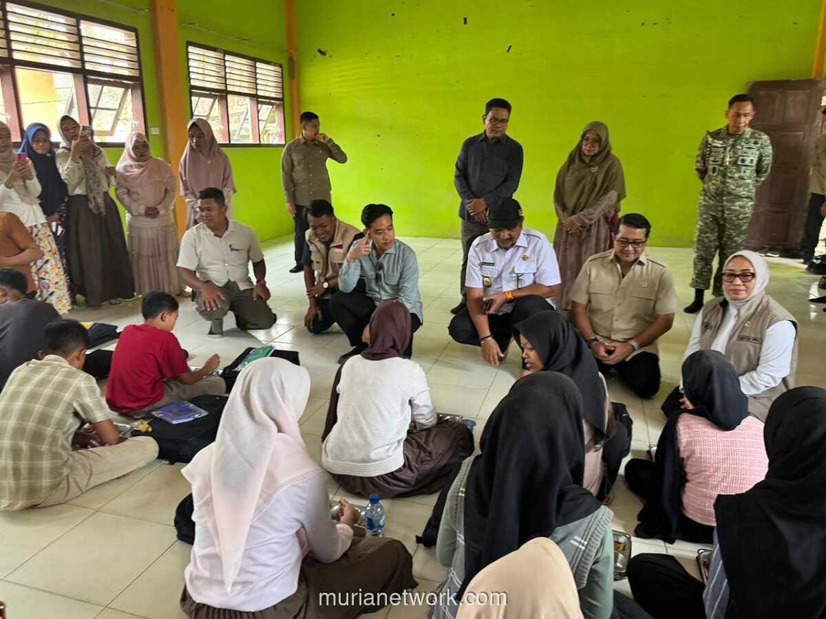 Gibran Lesehan di Ruang Kelas yang Porak-Poranda, Dengarkan Jeritan Guru dan Siswa Korban Banjir