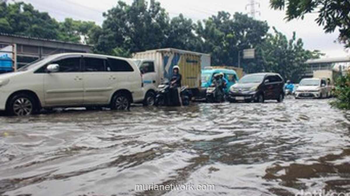 Jalan DI Panjaitan Tergenang, Lalu Lintas Lumpuh Sementara