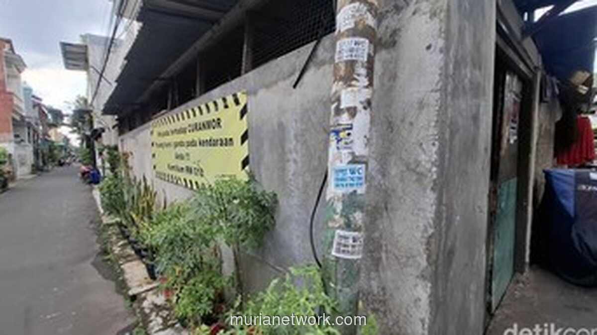 Tiang Listrik Jakarta: Dari Iklan Sedot WC hingga Kentongan Patroli Malam