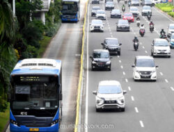 Bus Transjakarta Diserbu Amarah, Dua Pria Diamankan Usai Diduga Lakukan Pelecehan Seksual