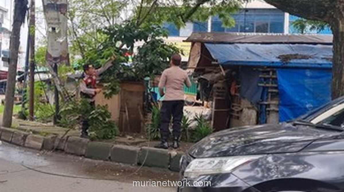 Kabel Listrik Bergelantungan Picu Kemacetan di Jalan Otista