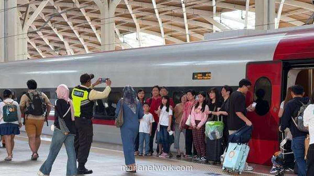 Tiket Promo Whoosh Ludes, Penumpang Serbu Kereta Cepat di Libur Isra Mikraj