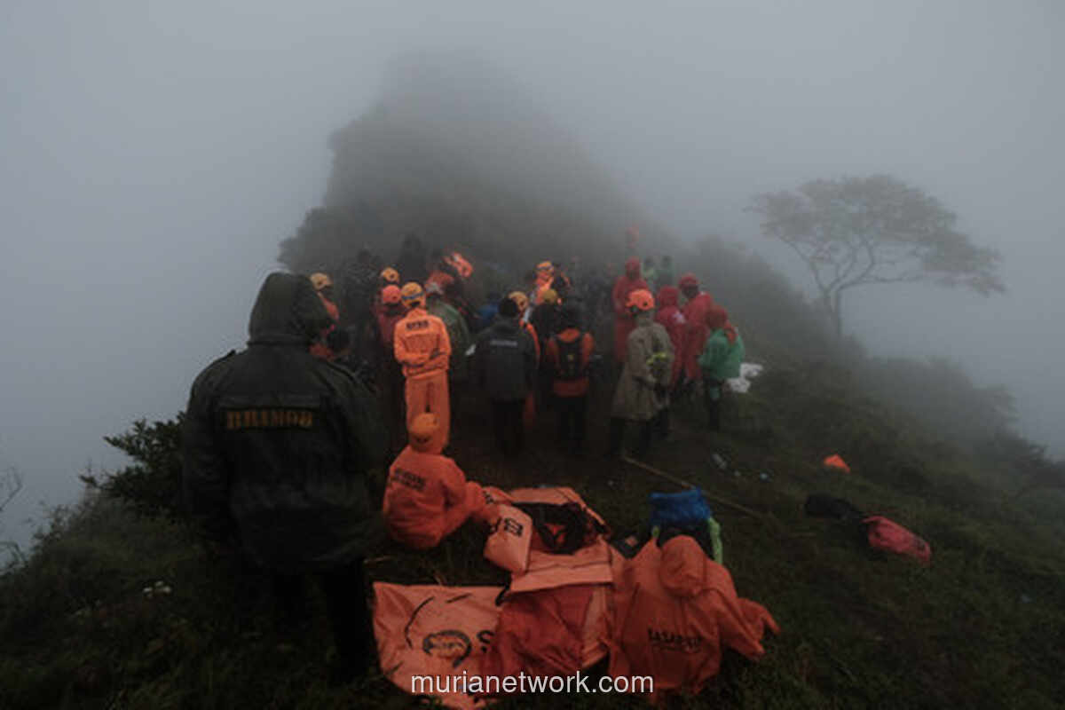 Malam Kelabu di Tebing Bulusaraung: Tim SAR Tidur Bersama Jenazah Korban ATR 42