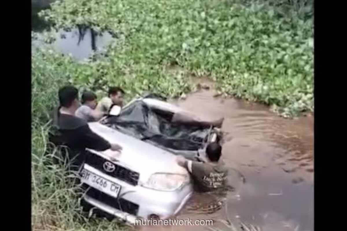 Mobil Dinas Terjun ke Kanal, Dua Pegawai Bank Tewas di Pelalawan
