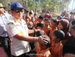 Tito Karnavian Tinjau SD Terdampak Banjir di Tapteng, Janjikan Bantuan Peralatan Sekolah