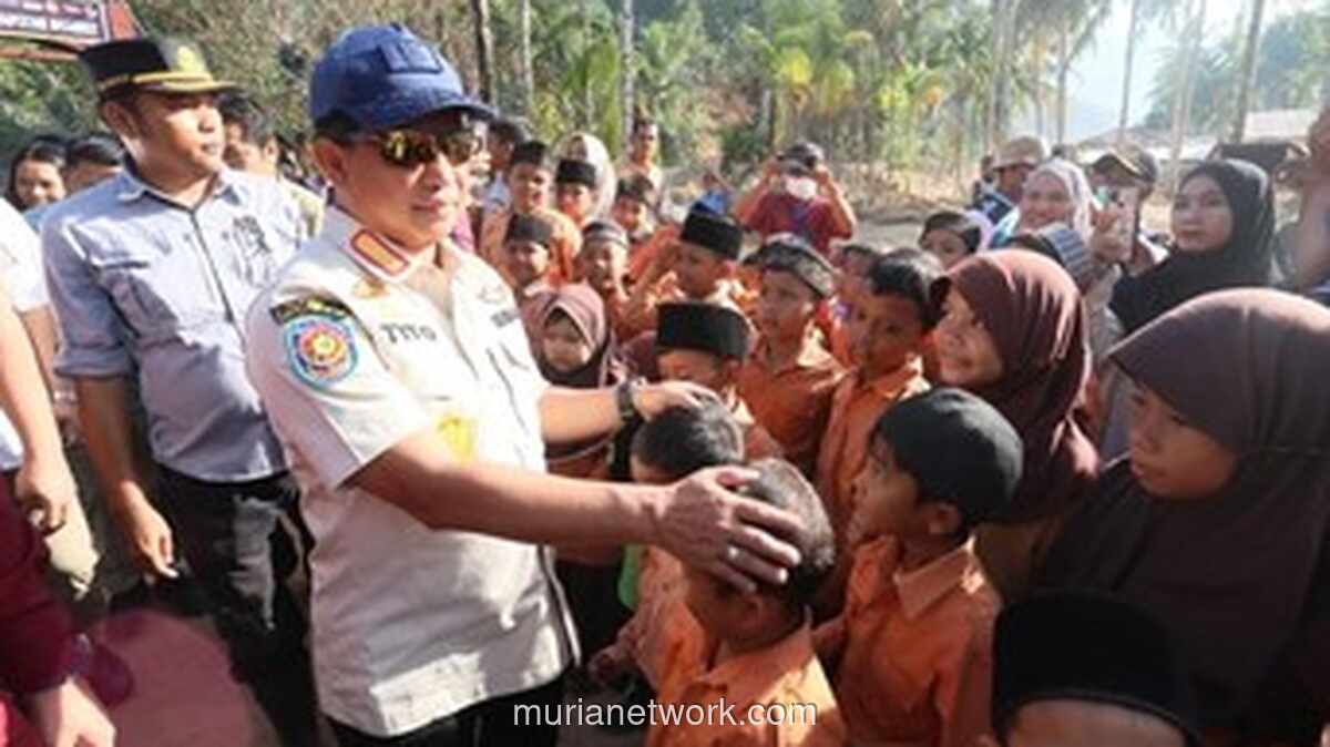 Tito Karnavian Tinjau SD Terdampak Banjir di Tapteng, Janjikan Bantuan Peralatan Sekolah