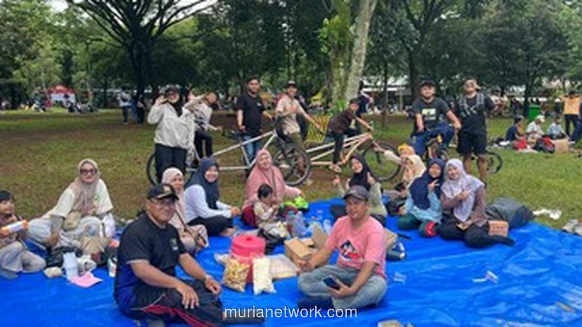 Kebersamaan di Ragunan: Keluarga Besar Rayakan Tahun Baru dengan Sepeda dan Kado