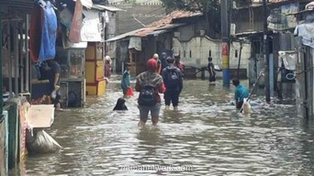 Rawa Buaya Terendam, Warga Bertahan di Atas Loteng