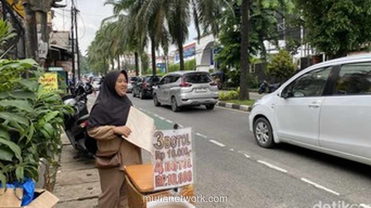 Tikar Plastik dan Harapan Musiman di Balik Keramaian Ragunan