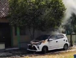 Mobil Toyota Agya Meledak Jadi Bara di Halaman SMK Sragen