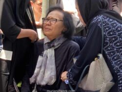 Haru dan Tangis Ibu Melepas Lucky Widja ke Peristirahatan Terakhir