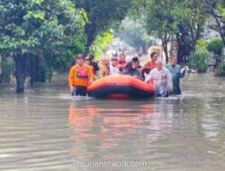 Banjir Landa Tujuh Kecamatan di Bekasi, Air Merangkap Hingga Atap Rumah