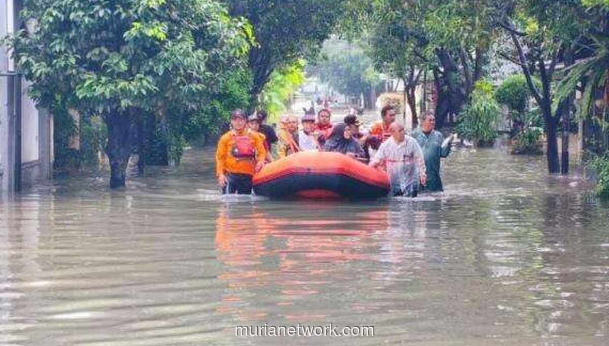Banjir Landa Tujuh Kecamatan di Bekasi, Air Merangkap Hingga Atap Rumah