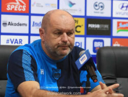 Pelatih Persib Bandung: Perjalanan Tandang di Indonesia Setara Portugal ke Kazakhstan