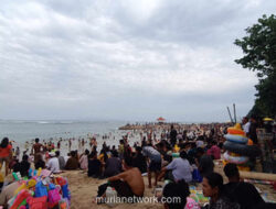 Sanur Ramai Pengunjung, Keluarga Jember Pilih Pantai Ini untuk Rayakan Tahun Baru