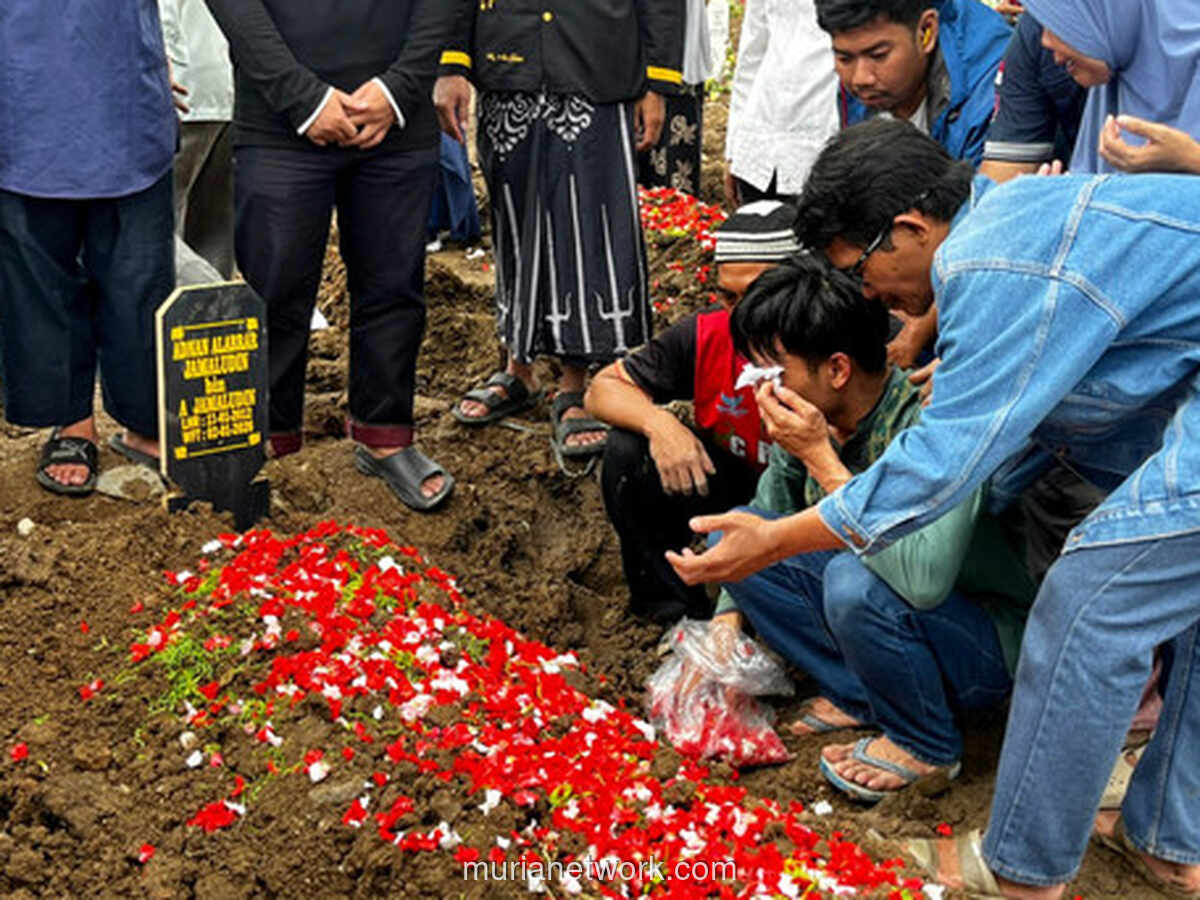 Tangis Khadafi di Makam Ibu, Kakak, dan Adiknya yang Meninggal Bersamaan