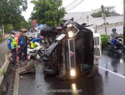 Truk Terbalik Usai Hantam Pembatas Busway di Kebon Jeruk