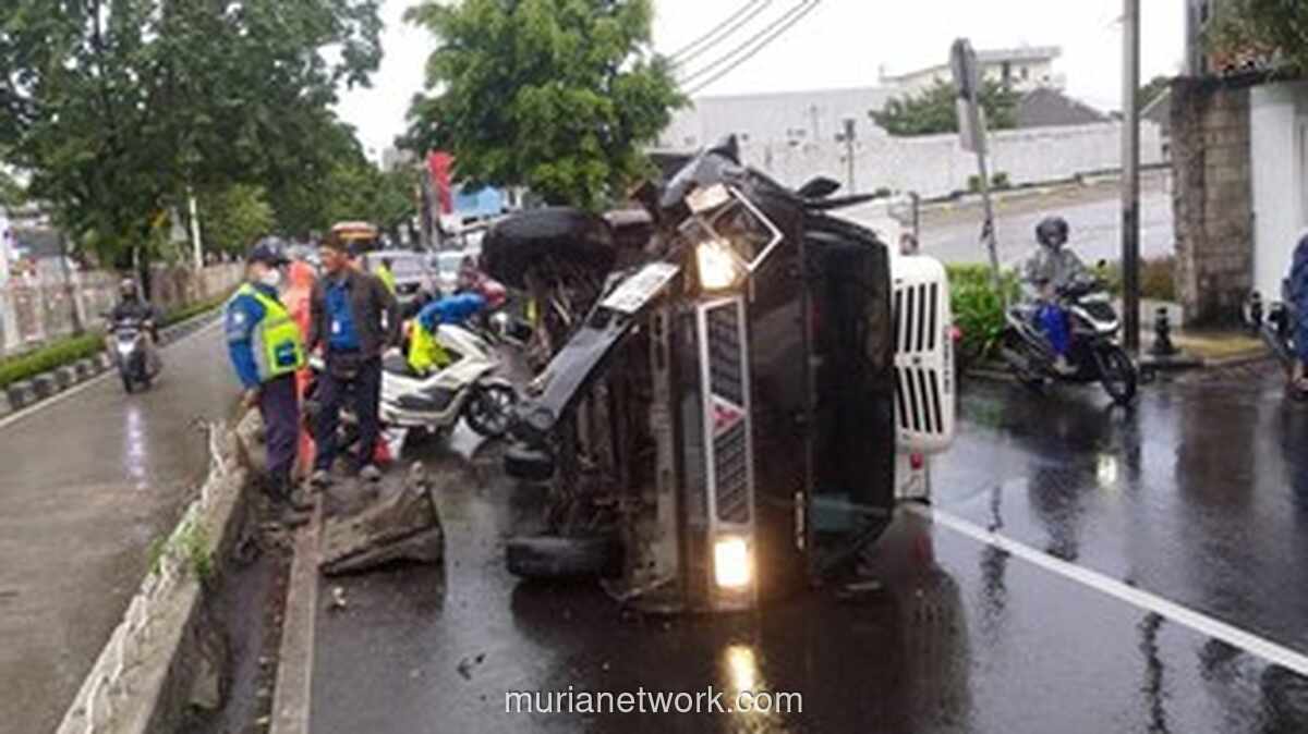 Truk Terbalik Usai Hantam Pembatas Busway di Kebon Jeruk
