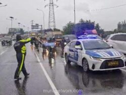 Banjir Parah, Motor Diberi Akses Tol untuk Urai Macet