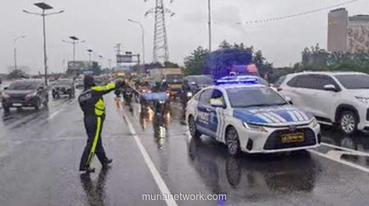 Banjir Parah, Motor Diberi Akses Tol untuk Urai Macet