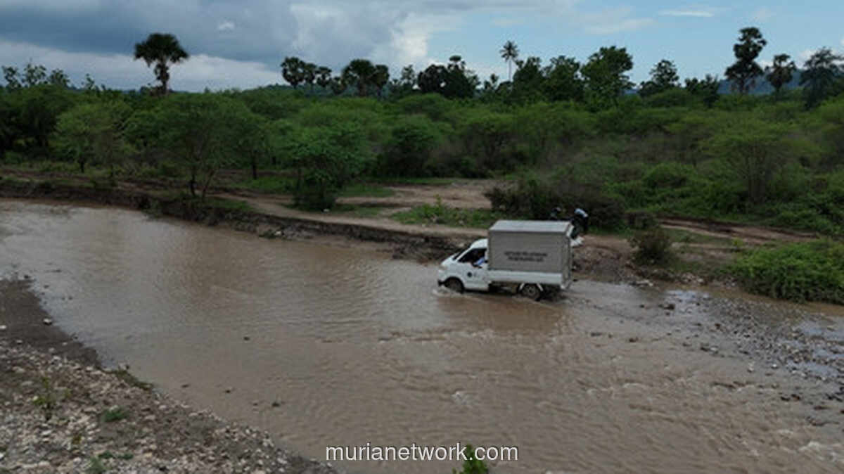 Relawan dan Warga Desa Koa Menyeberangi Sungai Banjir Demi Kirimkan Makanan Bergizi untuk Anak Sekolah