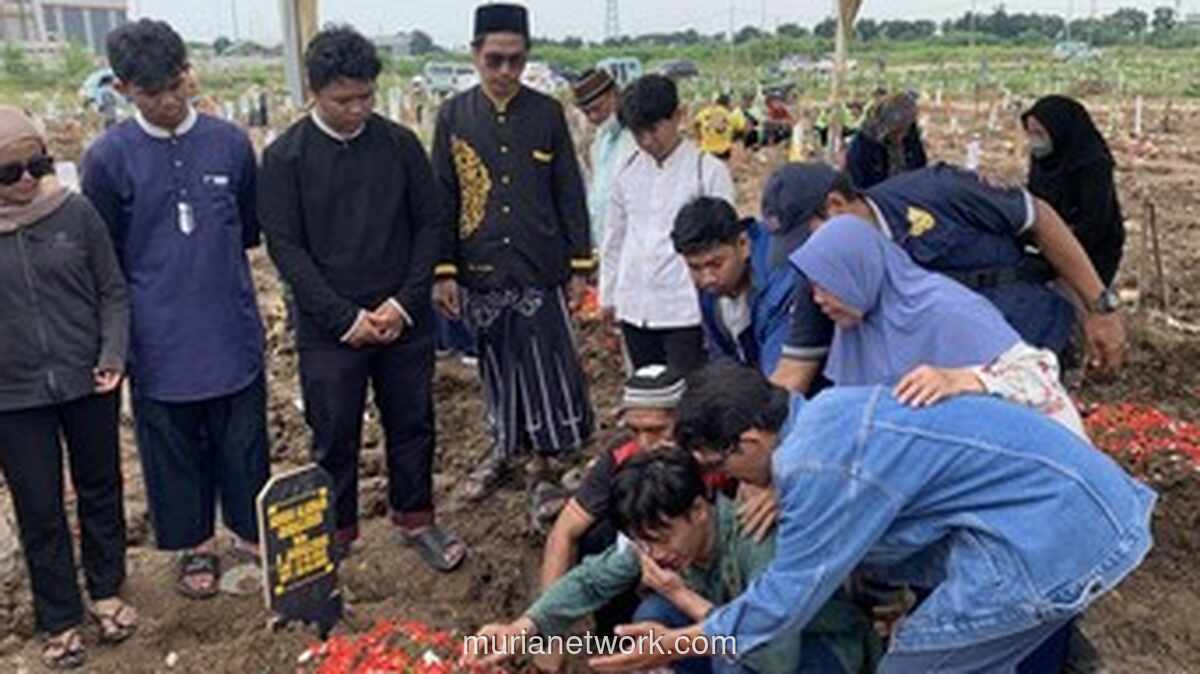 Keluarga Berduka di TPU Rorotan, Tiga Jenazah Dimakamkan Berdampingan