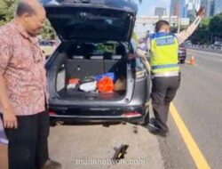 Polisi Bantu Pengemudi Lansia Ganti Ban Pecah di Jalur Contraflow Tol Dalam Kota