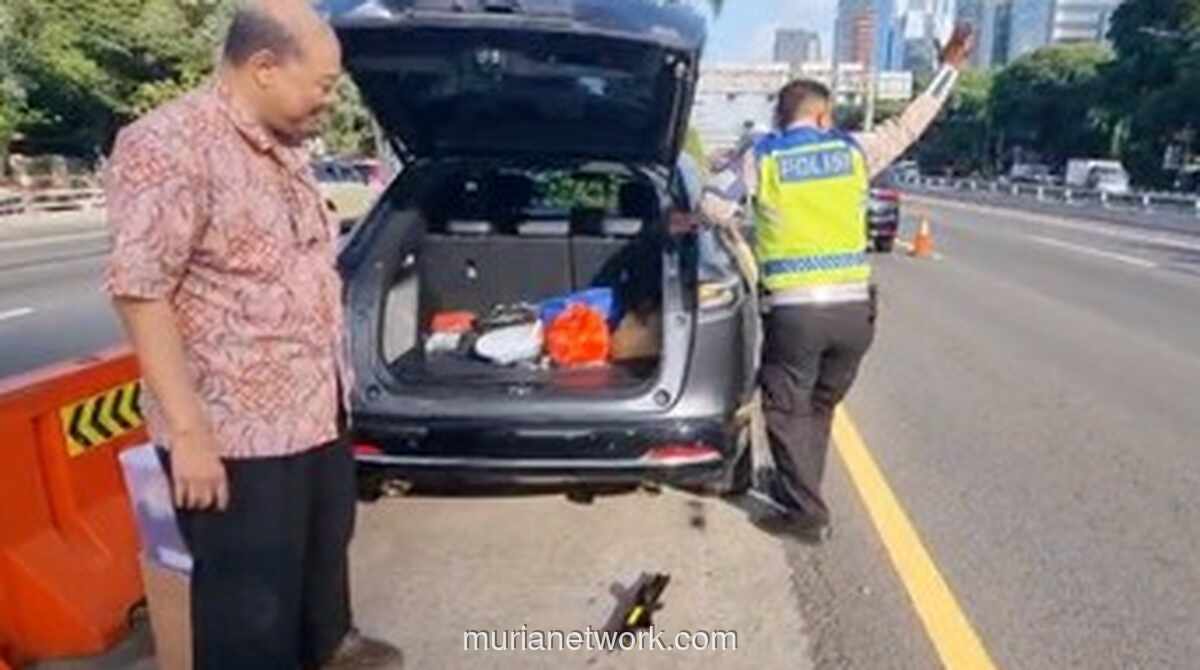 Polisi Bantu Pengemudi Lansia Ganti Ban Pecah di Jalur Contraflow Tol Dalam Kota
