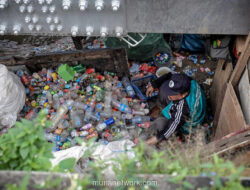 Di Bantaran Ciliwung, Rizal Mengais Rezeki dari Botol-Botol Bekas