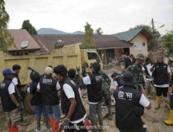 Relawan BRI Bersihkan Sekolah yang Porak-Poranda di Aceh Tamiang