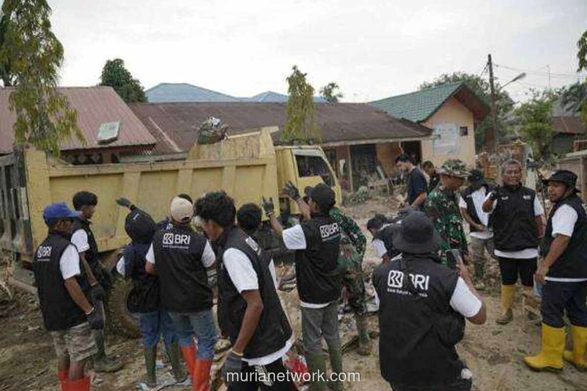 Relawan BRI Bersihkan Sekolah yang Porak-Poranda di Aceh Tamiang