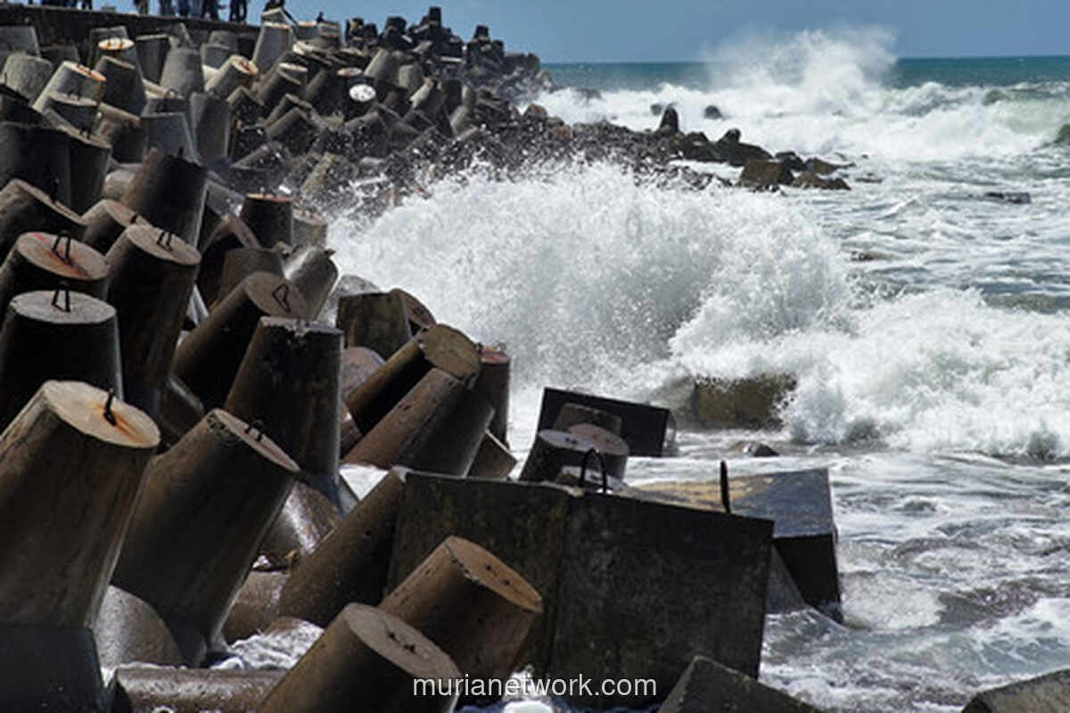 Bibit Siklon di Selatan Banten: Ombak 6 Meter dan Hujan Lebat Mengancam