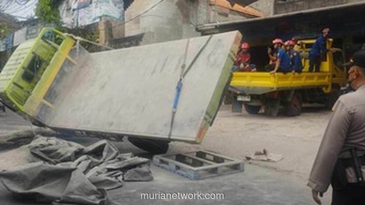 Truk Pengangkut Material Terguling, Jalan Bangka VIII Lumpuh