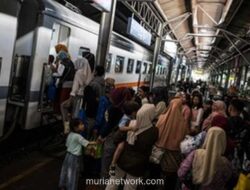 Gelombang Pemudik Tumpah di Stasiun Jakarta, 54 Ribu Penumpang Tiba dalam Sehari